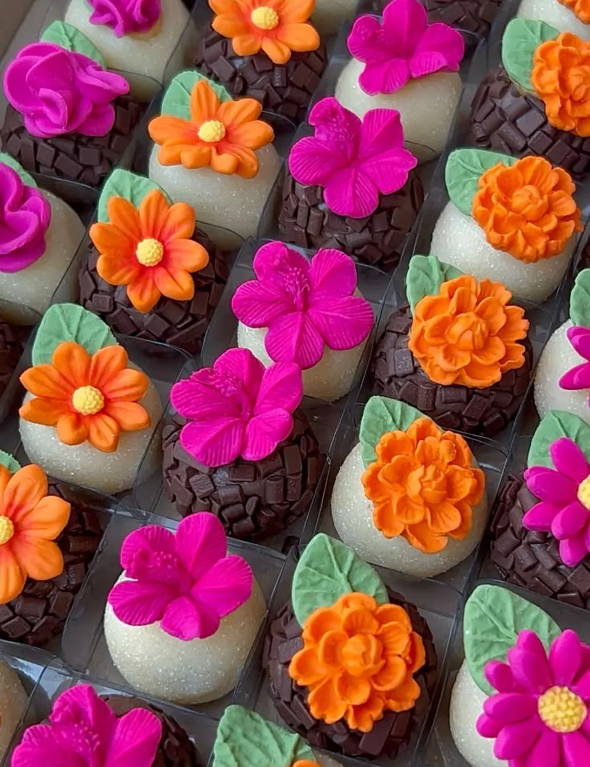 Detalhe de Brigadeiros Floridos artesanais